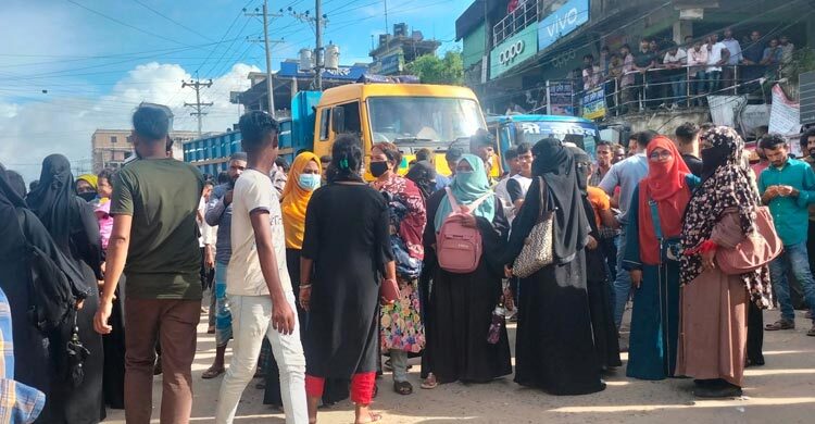 ১০ ঘণ্টা পর কক্সবাজার-টেকনাফ সড়ক ছাড়লেন শিক্ষকরা