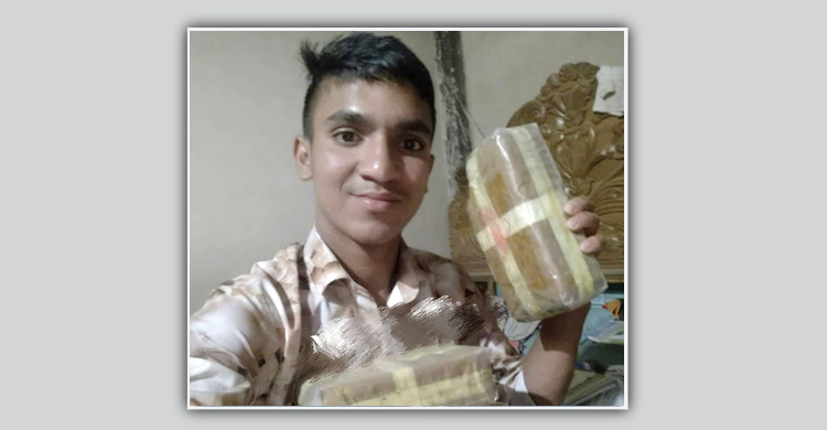 ইয়াবা হাতে যুবকের ফটোসেশন, ফেসবুকে ভাইরাল