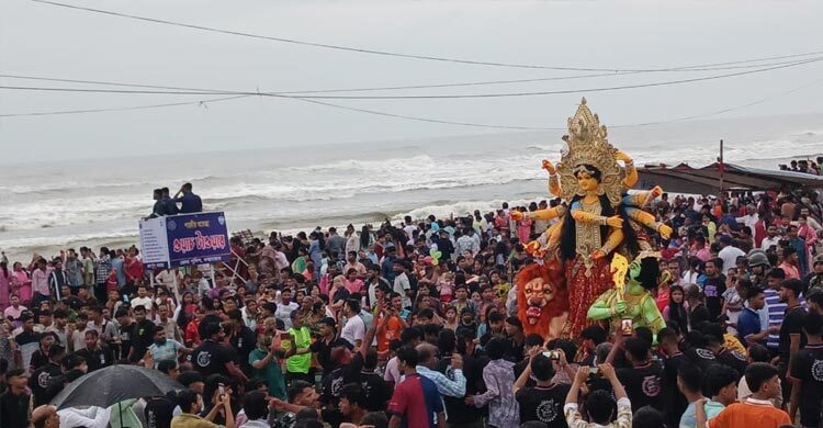 দেবী দুর্গাকে বিসর্জন, কক্সবাজার সৈকতে মানুষের ঢল