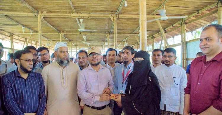নিজ নামে নিবন্ধিত মোবাইল সিম পেলেন রোহিঙ্গারা