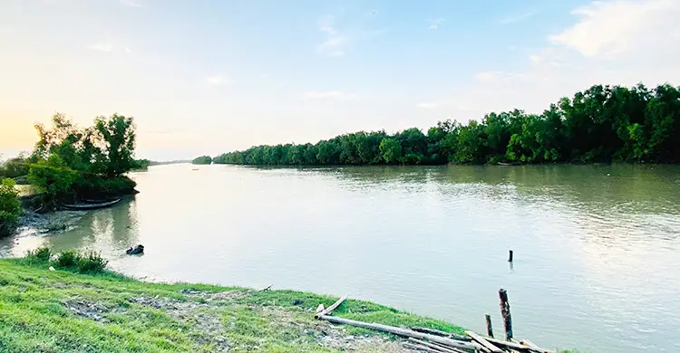 মিয়ানমার সীমান্তে বিস্ফোরণ-গুলির শব্দ, কাঁপছে টেকনাফের বাড়িঘর