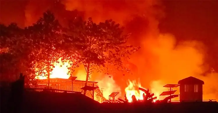 উখিয়ায় রোহিঙ্গা ক্যাম্পে আগুনে পুড়লো সাড়ে চার শতাধিক ঘর