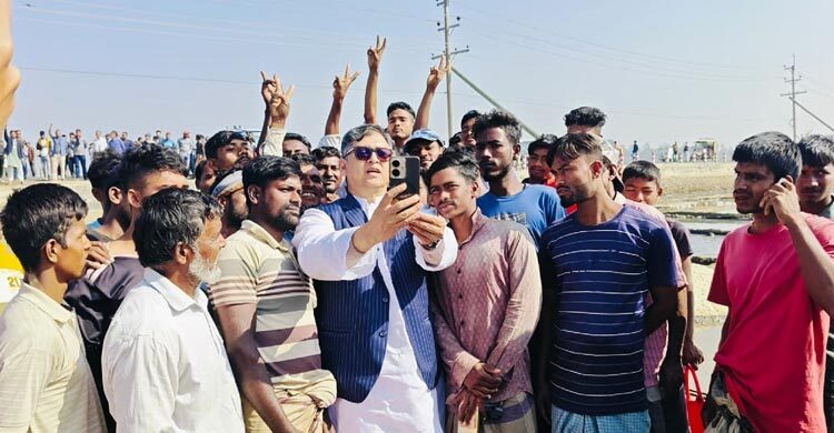 লবণ শ্রমিকদের সঙ্গে সালাহউদ্দিন আহমদের সেলফি