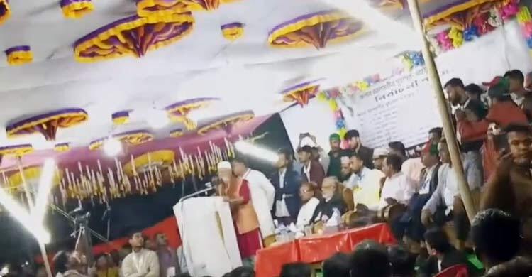 বক্তব্যকালে দেবে গেলো বিএনপি প্রার্থীর মঞ্চ, ভিডিও ভাইরাল