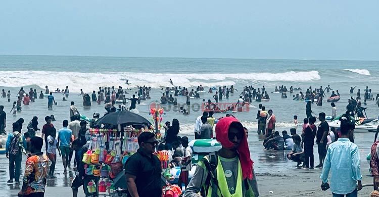 পর্যটক-দর্শনার্থীতে মুখর কক্সবাজার সৈকত