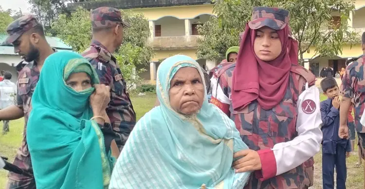 টেকনাফে পানিবন্দি ২০০ পরিবারে মাঝে বিজিবির সহায়তা