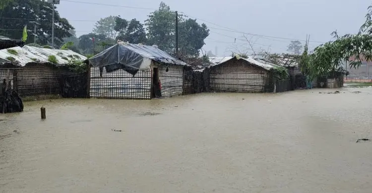 ভারি বৃষ্টিতে রোহিঙ্গাদের বসতঘরে ঢুকেছে পানি