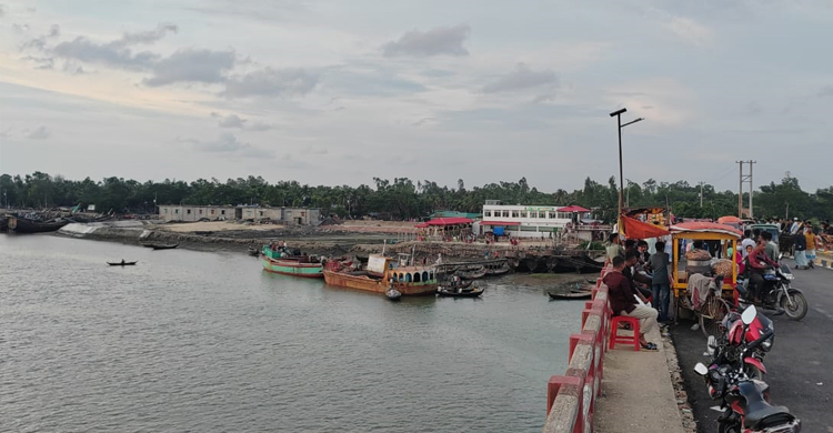 কক্সবাজারের পর্যটনস্পটগুলোতে দর্শনার্থীর ভিড়