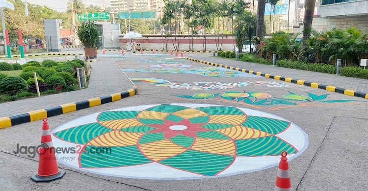 কক্সবাজারে গরম উপেক্ষা করে বিপুল পর্যটক সমাগম