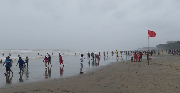 দুর্যোগ পরিস্থিতি দেখতে সৈকতে পর্যটক-উৎসুক জনতার ভিড়