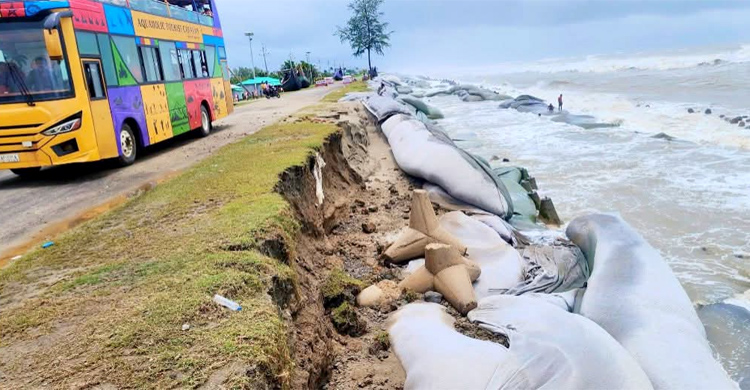 কক্সবাজার-টেকনাফ মেরিন ড্রাইভ সড়কে ভাঙন