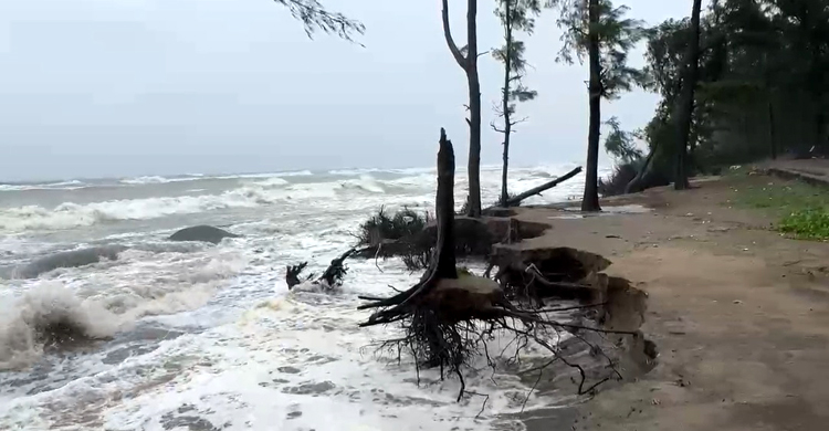 বৈরী আবহাওয়ায় সাগর উত্তাল