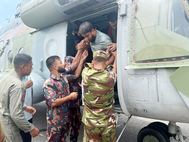 হাতিকে চিকিৎসা দিতে গিয়ে চিকিৎসকসহ আহত ১৫