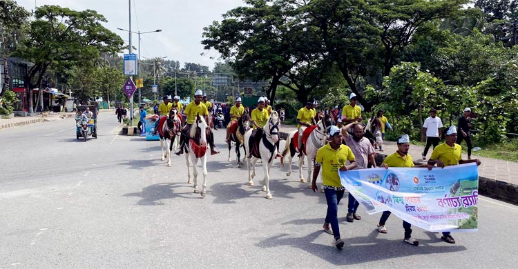 পর্যটকে মুখর কক্সবাজার সৈকত