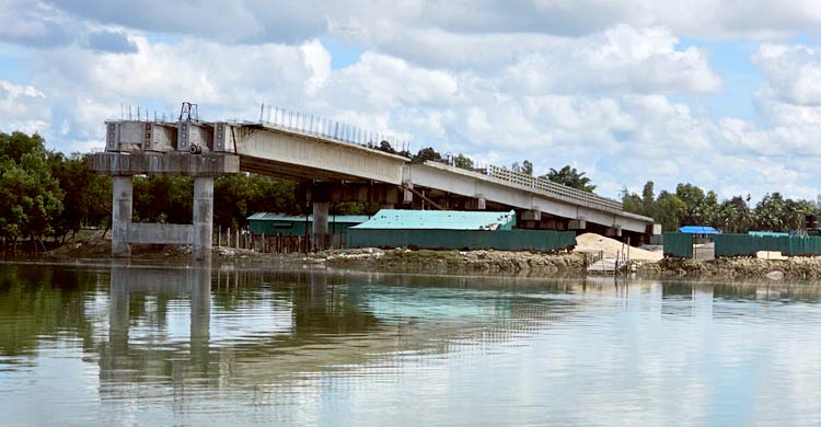 ৫ বছরেও শেষ হয়নি চারশো মিটার সেতু নির্মাণ