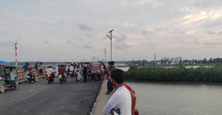 কক্সবাজারের পর্যটনস্পটগুলোতে দর্শনার্থীর ভিড়