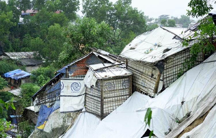 ভারী বৃষ্টিতে রোহিঙ্গা ক্যাম্প প্লাবিত-পাহাড়ধস