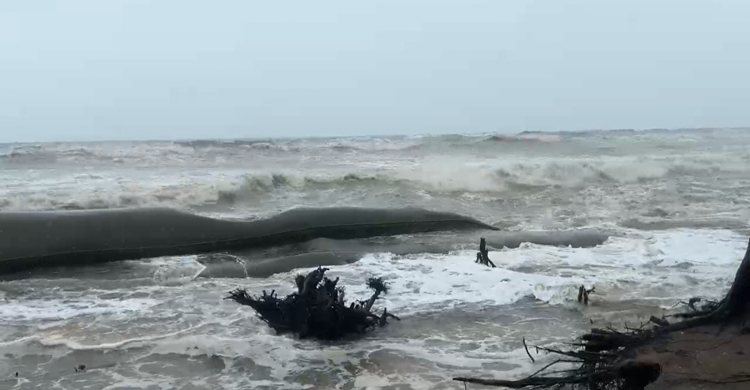 বৈরী আবহাওয়ায় সাগর উত্তাল