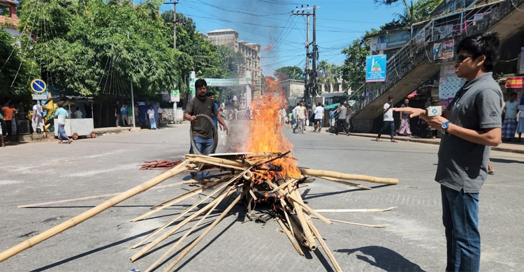 কক্সবাজারে নদীপাড়ে গড়ে ওঠা স্থাপনা উচ্ছেদ অভিযানে বাধা-অবরোধ