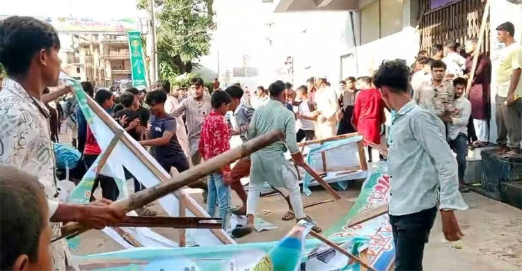 ধারণক্ষমতার পাঁচগুণ টিকেট বিক্রি, খেলা না হওয়ায় ভাঙচুর-অগ্নিসংযোগ