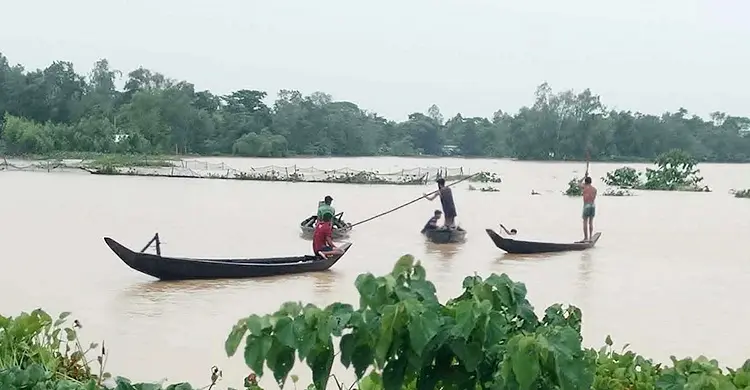 মহাসড়কে কোমরসমান পানি, দুর্ভোগে ৫-৬ লাখ মানুষ