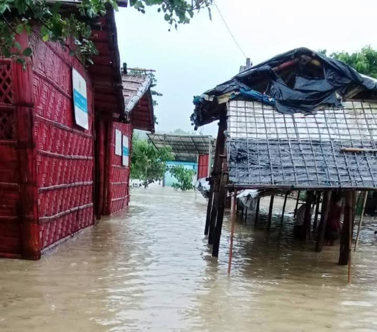 ভারী বৃষ্টিতে রোহিঙ্গা ক্যাম্প প্লাবিত-পাহাড়ধস
