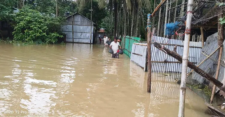 মহাসড়কে কোমরসমান পানি, দুর্ভোগে ৫-৬ লাখ মানুষ