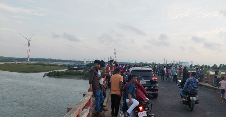 কক্সবাজারের পর্যটনস্পটগুলোতে দর্শনার্থীর ভিড়