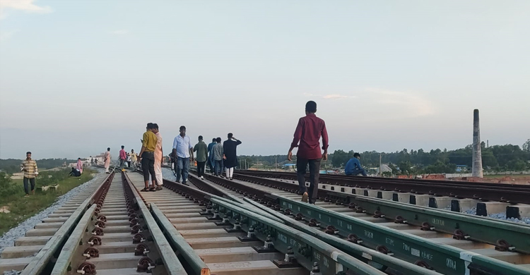 কক্সবাজারের পর্যটনস্পটগুলোতে দর্শনার্থীর ভিড়