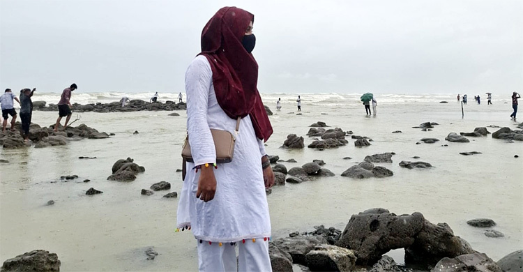 মনকে প্রশান্তি দিতে সমুদ্রসৈকতে একদিন