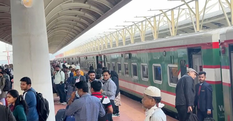 লাইনের নাট-বল্টু খুলে নেওয়ায় দেরিতে ছাড়লো ‘কক্সবাজার এক্সপ্রেস’