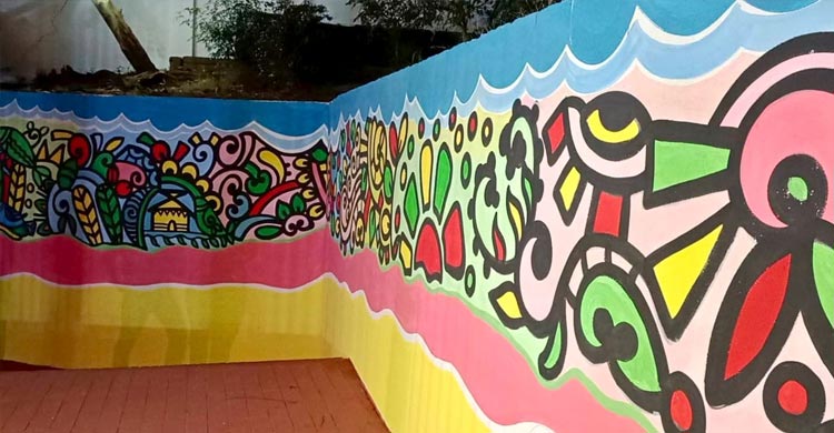 শহীদ মিনারে মুক্তিযুদ্ধের গ্রাফিতি মুছে আলপনা, সমালোচনায় তৎপর