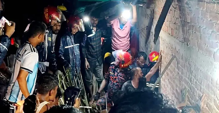 অতিথিদের রাতের খাবার তৈরির সময়ই পাহাড়ধস, প্রাণ গেলো গৃহবধূর