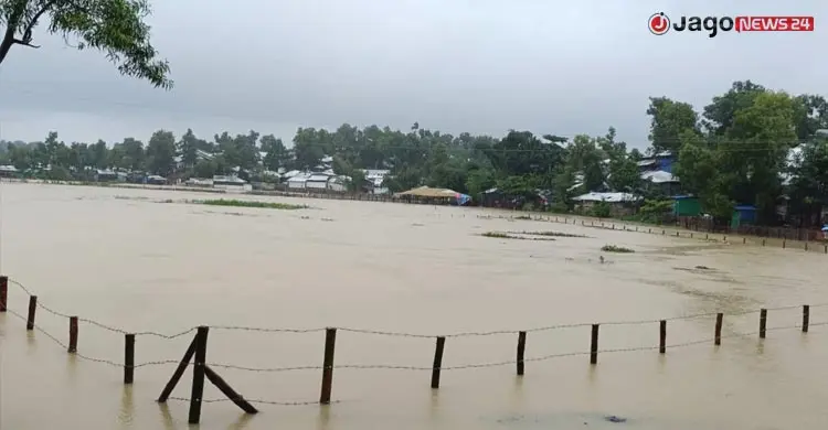 পাহাড়ি ঢল-বৃষ্টিতে বিপর্যস্ত কক্সবাজার