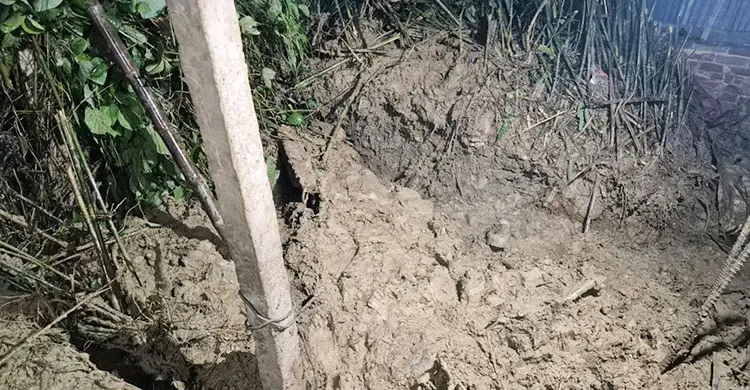 অতিথিদের রাতের খাবার তৈরির সময়ই পাহাড়ধস, প্রাণ গেলো গৃহবধূর
