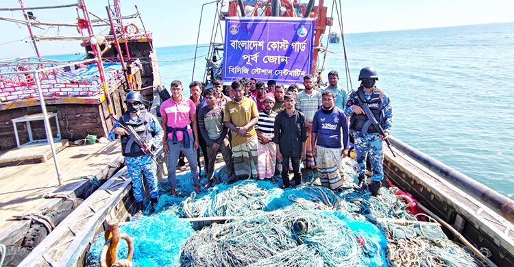 সেন্টমার্টিনে ট্রলিং জালসহ ১৬ জেলেকে আটক