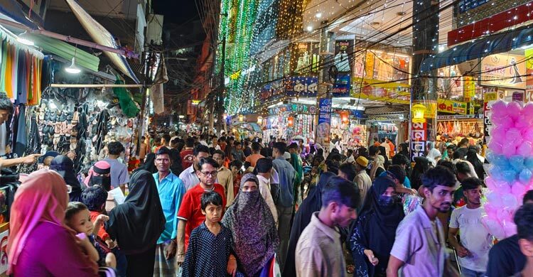 কক্সবাজারে জমছে ঈদ বাজার, নিম্ন আয়ের পরিবারের দীর্ঘশ্বাস