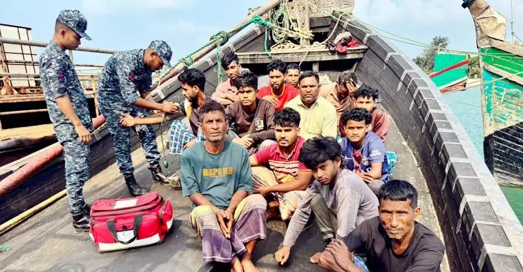 বঙ্গোপসাগরে বিকল ট্রলার, চারদিন পর ১৫ জেলেকে উদ্ধার করলো নৌবাহিনী