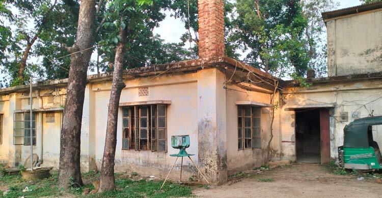 ঝুঁকিপূর্ণ ভবনে চলছে হোয়াইক্যং পুলিশ ফাঁড়ির কার্যক্রম