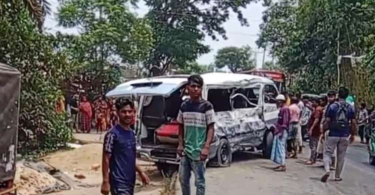 কক্সবাজারে বাস-মাইক্রোর সংঘর্ষে মৃতের সংখ্যা বেড়ে ৪