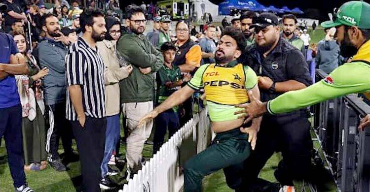 মেজাজ হারিয়ে দর্শকের দিকে তেড়ে গেলেন খুশদিল শাহ