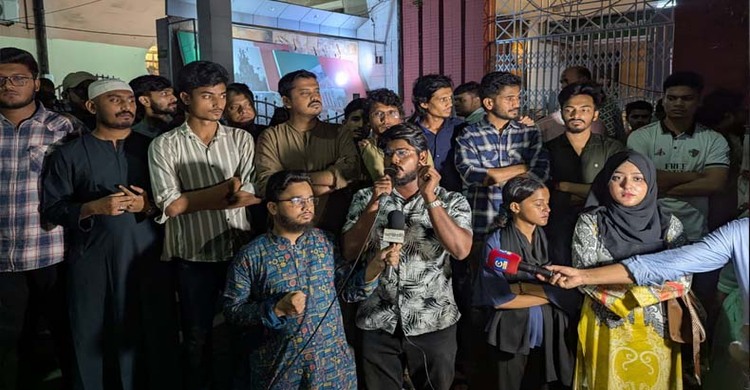 মিটফোর্ডে ব্যবসায়ীকে হত্যা, চট্টগ্রামে বিক্ষোভ