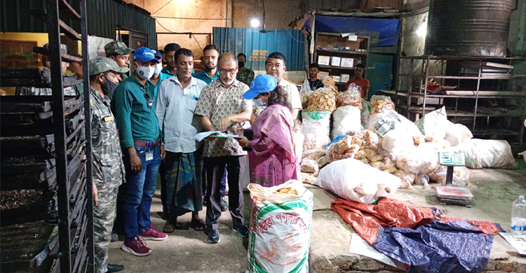নোংরা পরিবেশে খাবার তৈরি, তিন প্রতিষ্ঠানকে জরিমানা