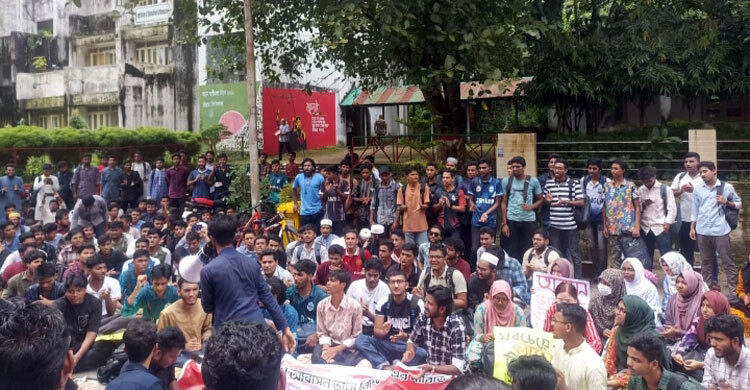 শতভাগ আবাসনের দাবিতে প্রশাসনিক ভবনে তালা