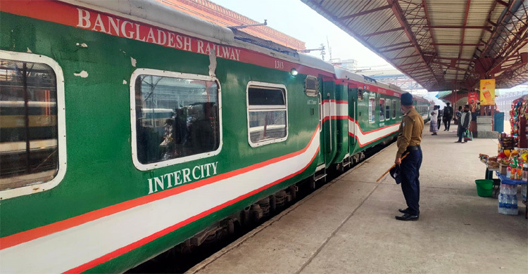 চট্টগ্রাম স্টেশনে এক থেকে তিন ঘণ্টা বিলম্বে ছেড়েছে ট্রেন