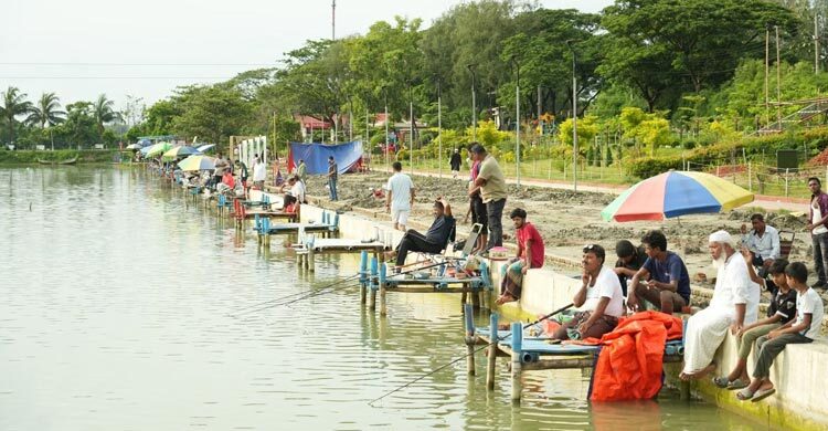 সীতাকুণ্ডের ডিসি পার্কে বড়শিতে মাছ ধরা উৎসব