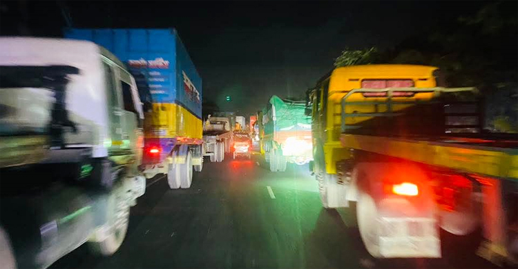 ঢাকা-চট্টগ্রাম মহাসড়ক অবরোধ, আটকে পড়া অ্যাম্বুলেন্স চালককে মারধর