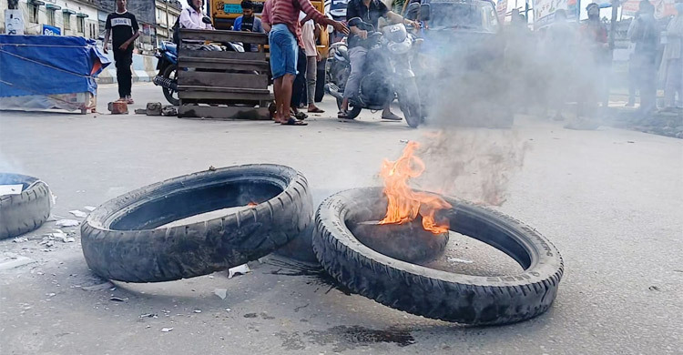 চট্টগ্রামের হাটহাজারীতে সড়ক অবরোধ, যান চলাচল বন্ধ