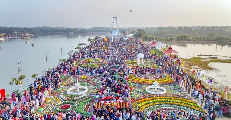 চট্টগ্রামের ডিসি পার্কে ফুলের পসরা দেখতে দর্শনার্থীদের ঢল