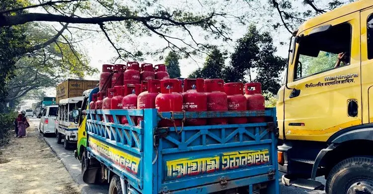 ঢাকা-চট্টগ্রাম মহাসড়কে স্ক্রাপবাহী লরি উল্টে ৫ কিলোমিটার যানজট